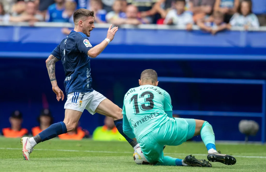 Raúl Lizoain, porter de l'FC Andorra, atura una pilota davant 'Viti' Rozadas.