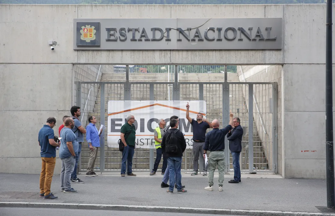 La delegació de LaLiga i també membres de Mediapro van visitar ahir les obres de l’Estadi Nacional.