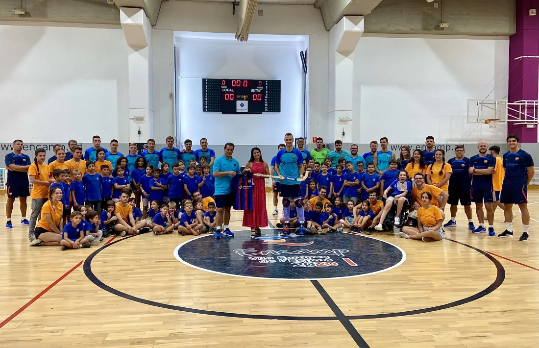 Laura Mas, amb Gaby Cairo i el capità del Barça, Sergi Panadero.