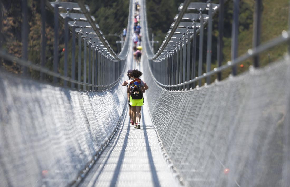 Turistes al pont tibetà que ha estrenat la parròquia de Canillo aquest estiu.