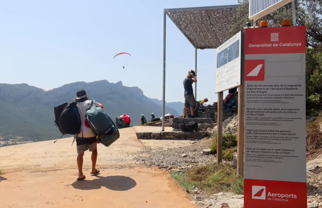 El tòtem d'Aeroports de Catalunya amb els llums apagats, fet que indica que es pot volar en parapent.