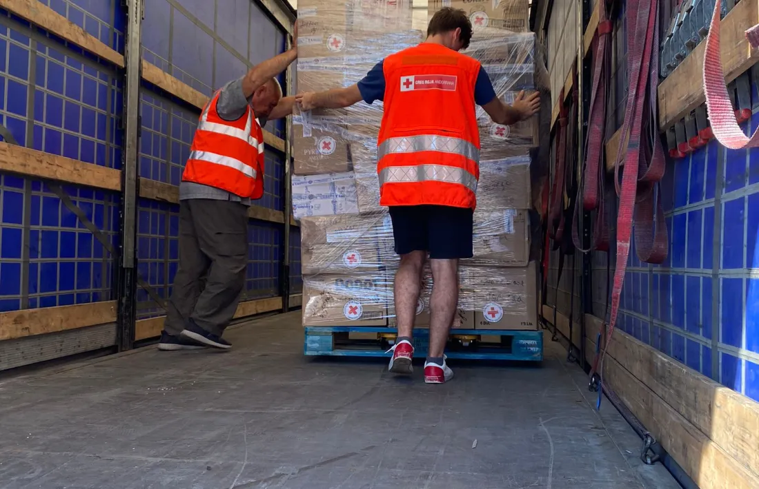 Voluntaris carregant material en un dels camions que es van enviar a Polònia amb ajuda humanitària per Ucraïna.