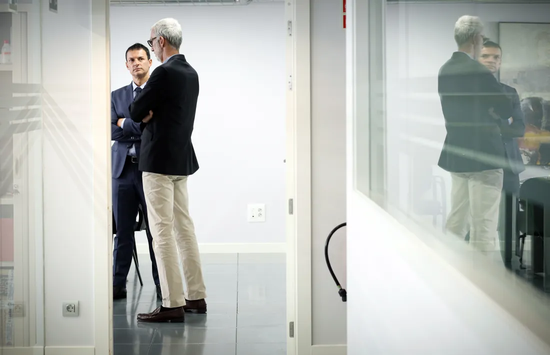 Gallardo i el secretari d’Estat d’Economia i Empresa, Eric Bartolomé, a l’edifici administratiu de les Bohigues, aquest matí.