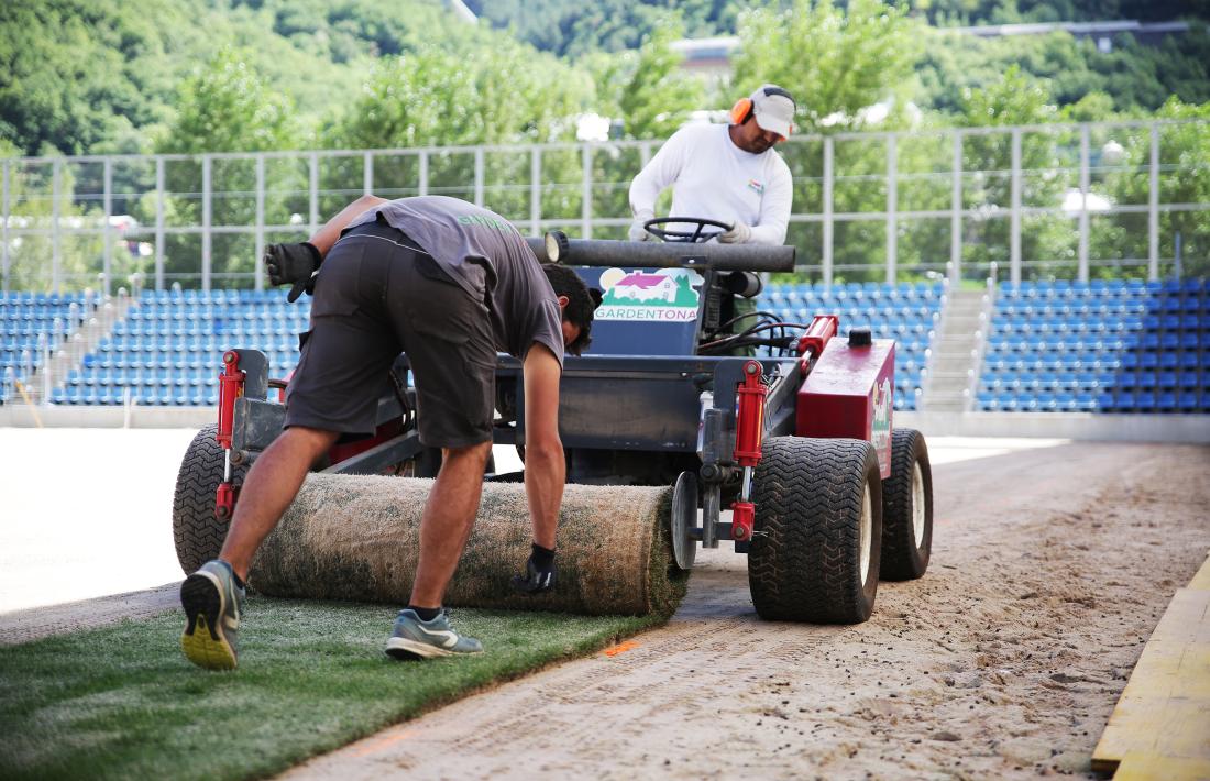 Els operaris de l’empresa catalana Garden Tona van iniciar ahir a la tarda la instal·lació de la gespa híbrida a l’Estadi Nacional.