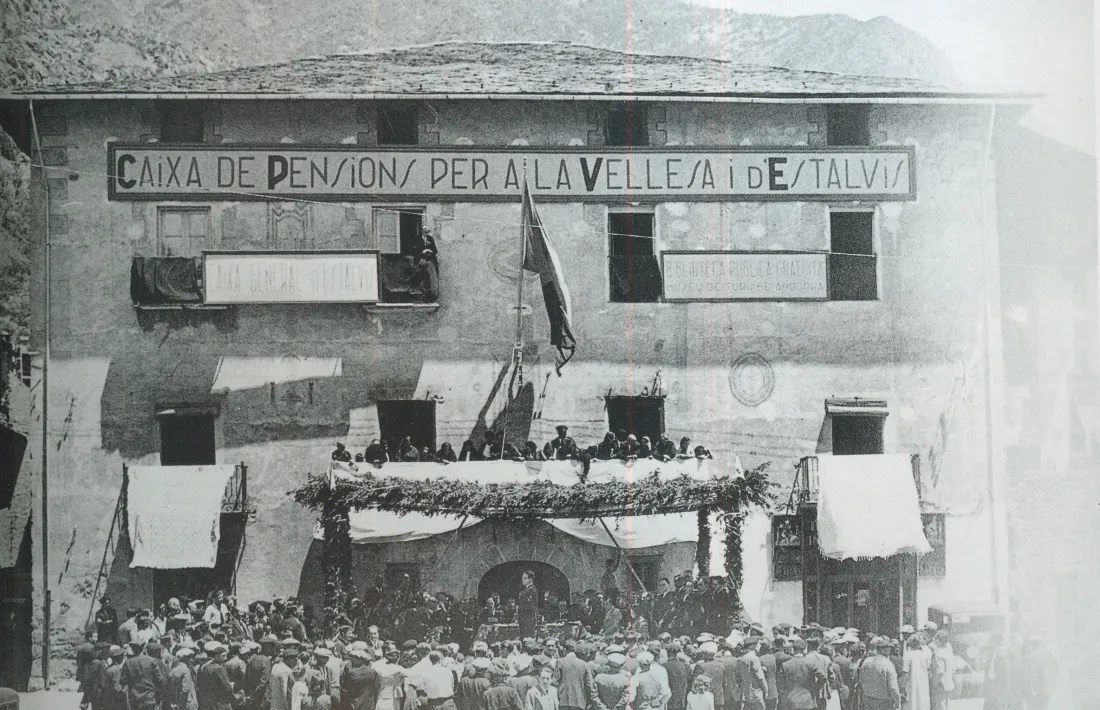 Inauguració de la Caixa de Pensions, el 1935: atenció als esgrafiats i a la decoració amb falsa pedra que encara es pot distingir a la façana.