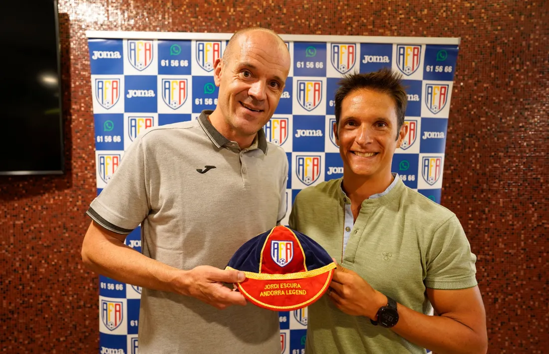 Ilde Lima entrega la gorra de l'Andorra Legend a Jordi Escura.