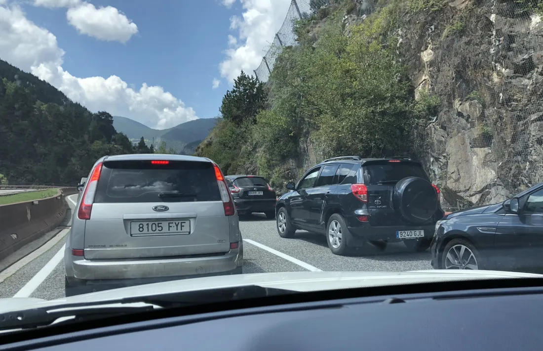 Vehicles fent cua per arribar a Canillo la setmana passada.