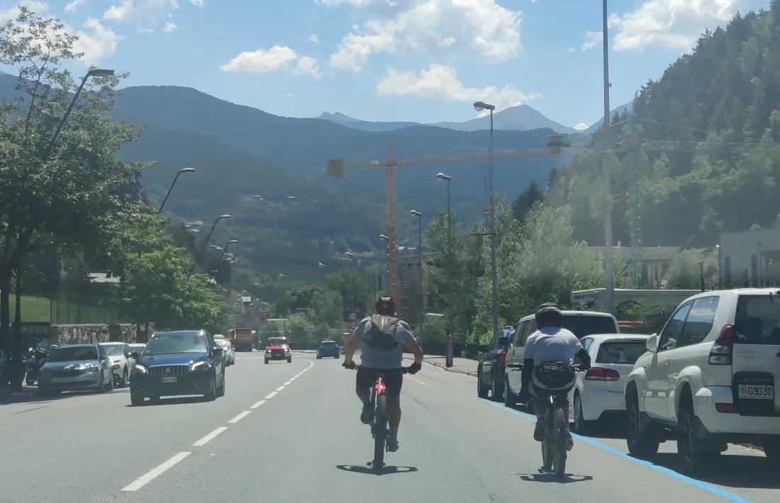 Dos ciclistes circulant per la carretera a la Massana.