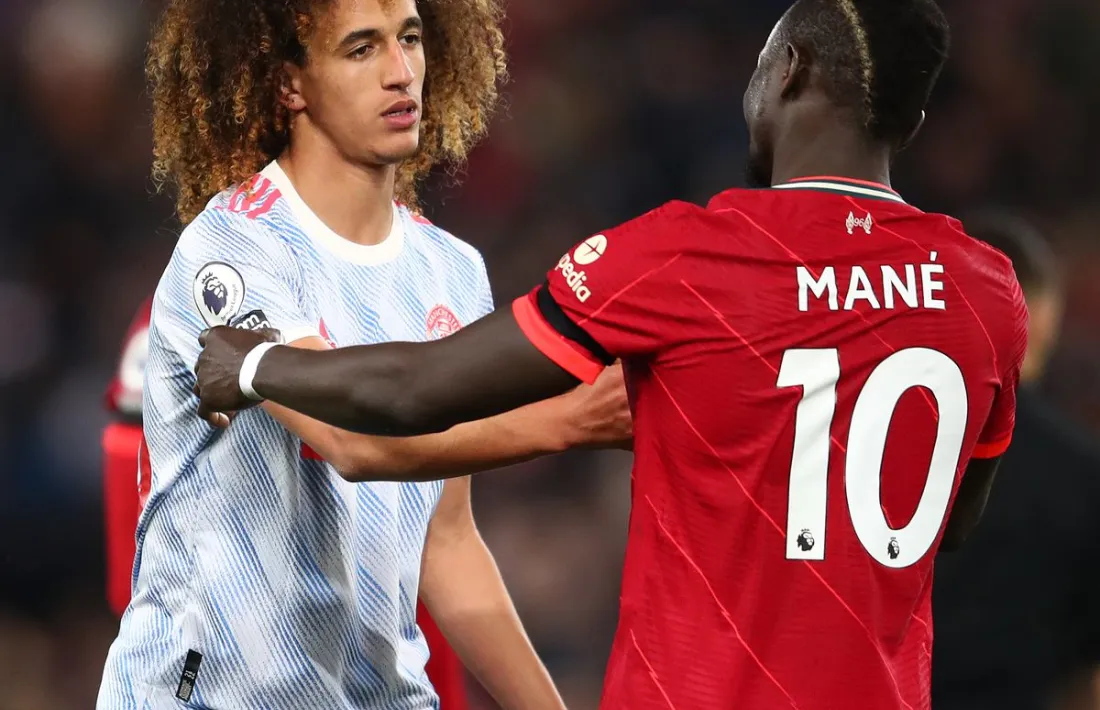 Hannibal Mejbri, internacional per Tunísia, saluda Sadio Mané en un partit contra el Liverpool.
