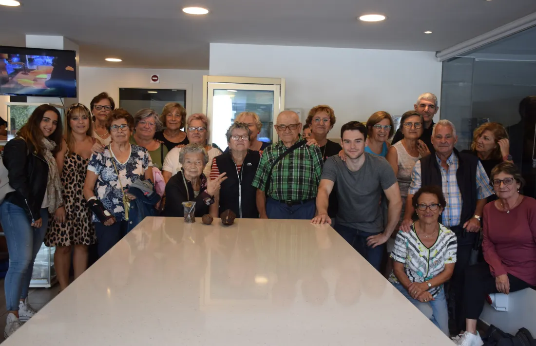 Foto de família de la gent gran d'Encamp en la darrera sortida de l'estiu.