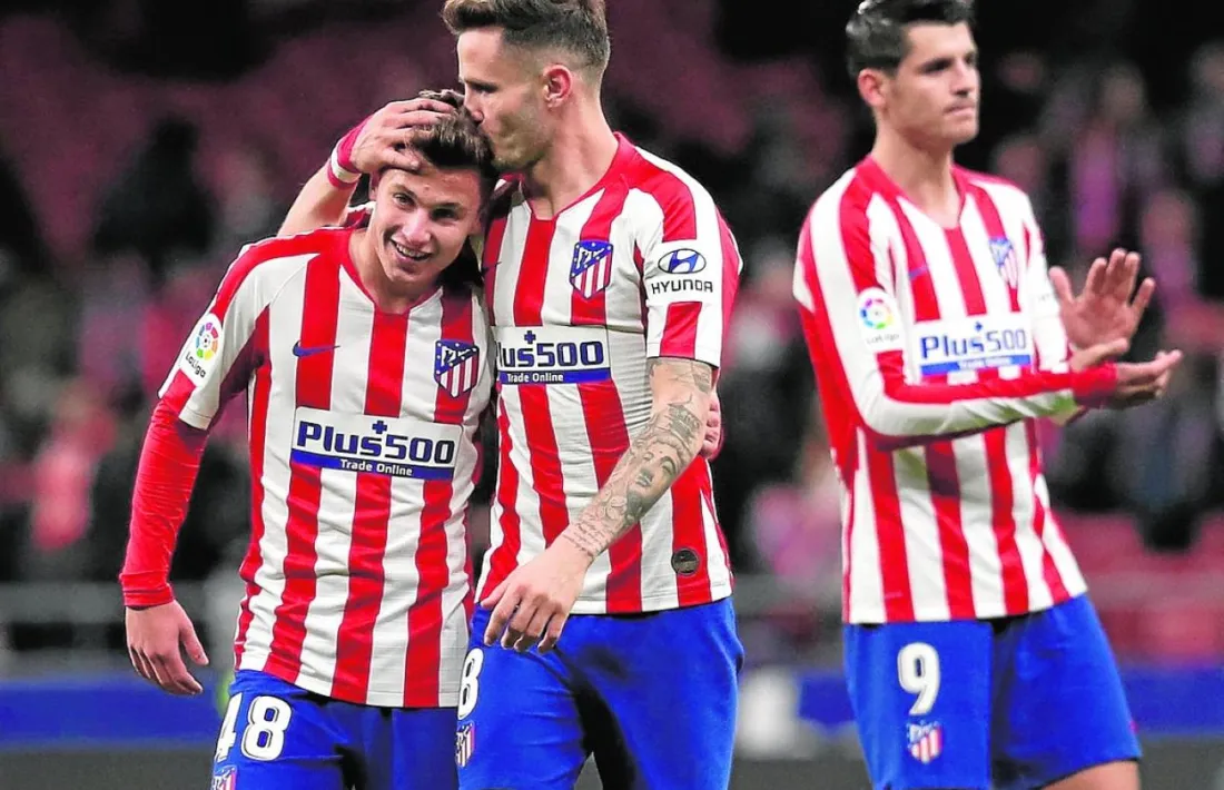 Saúl Ñiguez felicita Germán Valera pel seu debut amb l’Atlético de Madrid.