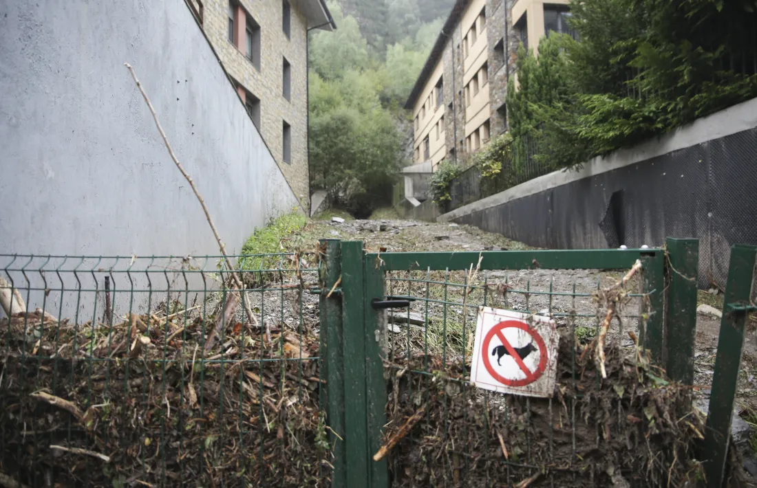 Així han quedat les immediacions de l'edifici afectat a Erts.