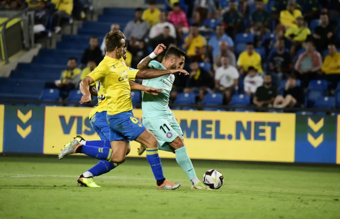 Marc Fernández va poder empatar el partit al primer temps amb un xut sec que va refusar amb una bona mà Álvaro Vallés.