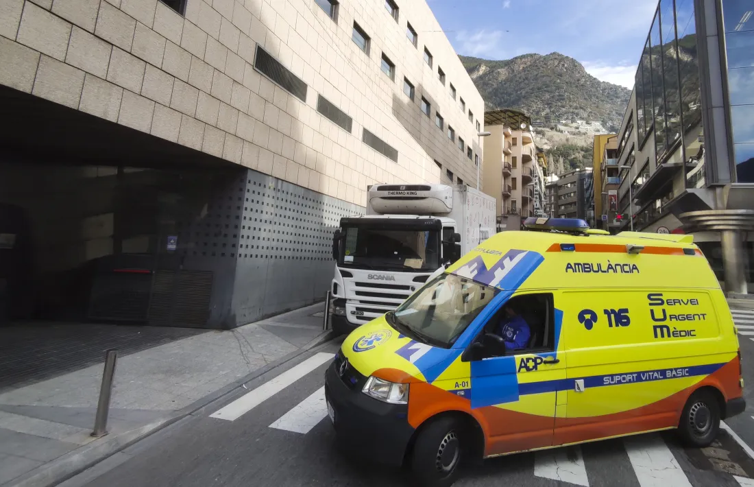 Una ambulància d’ADP accedint a l’hospital Nostra Senyora de Meritxell.