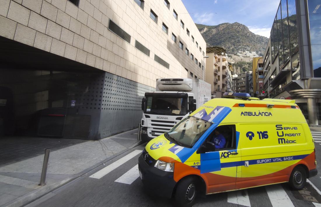Una ambulància d’ADP accedint a l’hospital Nostra Senyora de Meritxell.