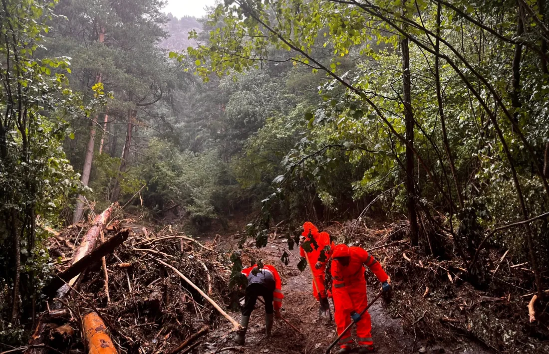 Els tècnics realitzant les tasques de neteja, aquesta tarda.