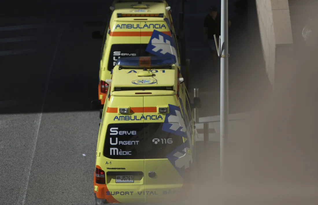 Dues ambulàncies a la porta de l’hospital Nostra Senyora de Meritxell.