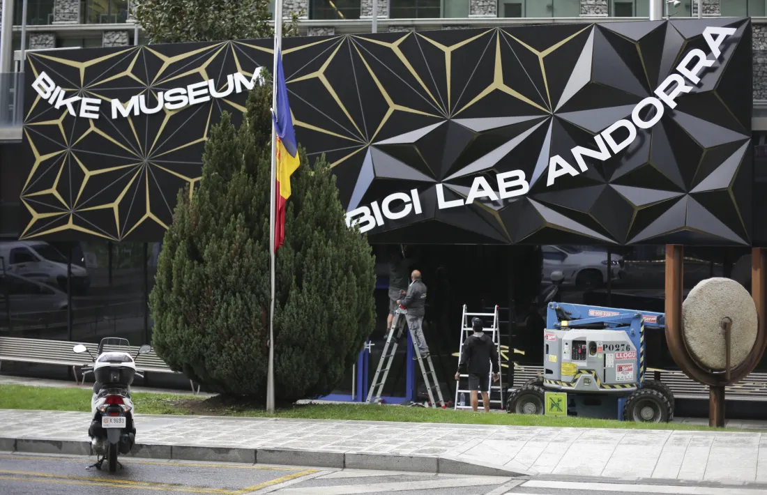 La façana del museu de la bicicleta, amb la retolació en anglès que va generar la polèmica. No va durar ni un dia.