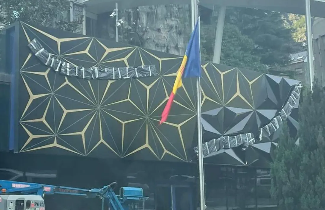 El Comú va ocultar rere una lona ahir a la tarda els rètols litigiosos de la façana: es dirà ‘Bici Lab Andorra’, no ‘Bike Museum’.