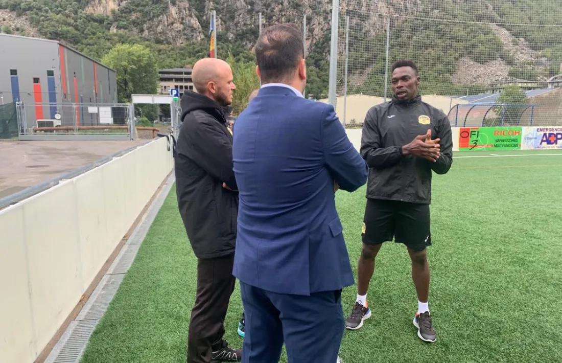 Carlos Kameni xerra amb el seu nou entrenador, Boris Antón, i Efra Martín, CEO de Black House i accionista de la UE Santa Coloma.