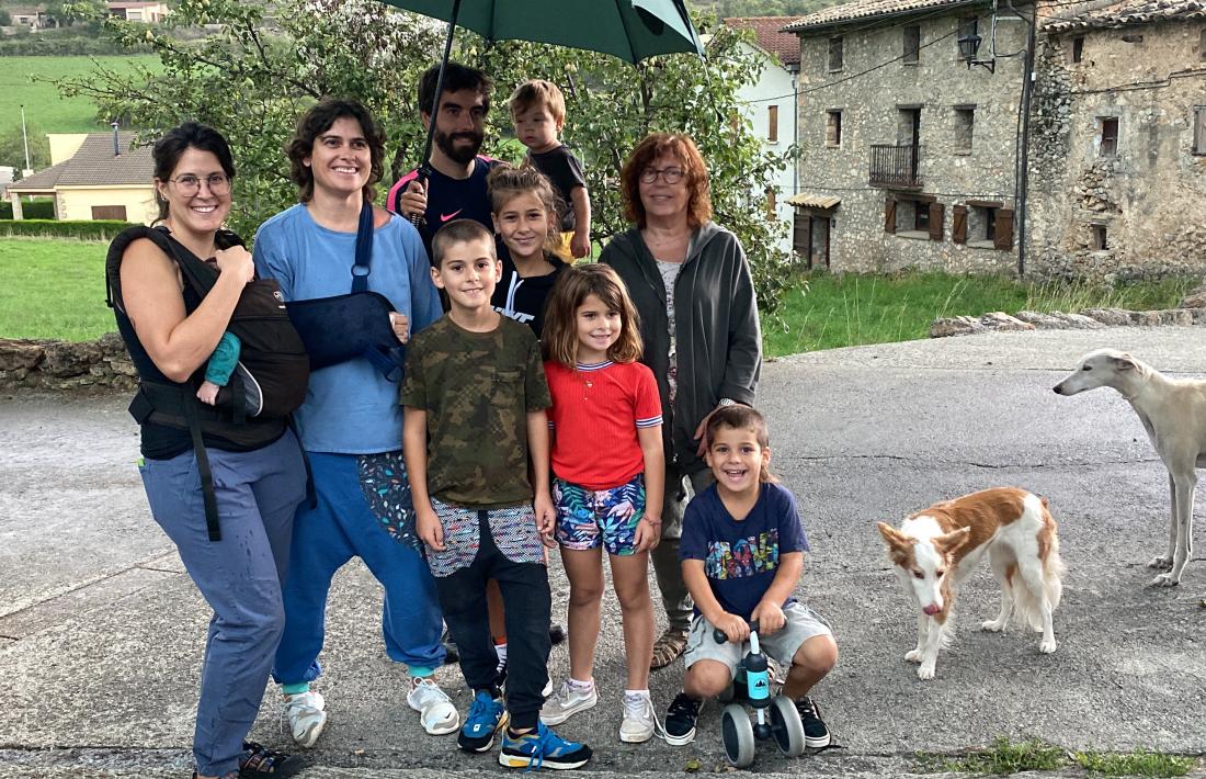 La família nouvinguda, amb membres del col·lectiu que treballa per repoblar les zones rurals. 