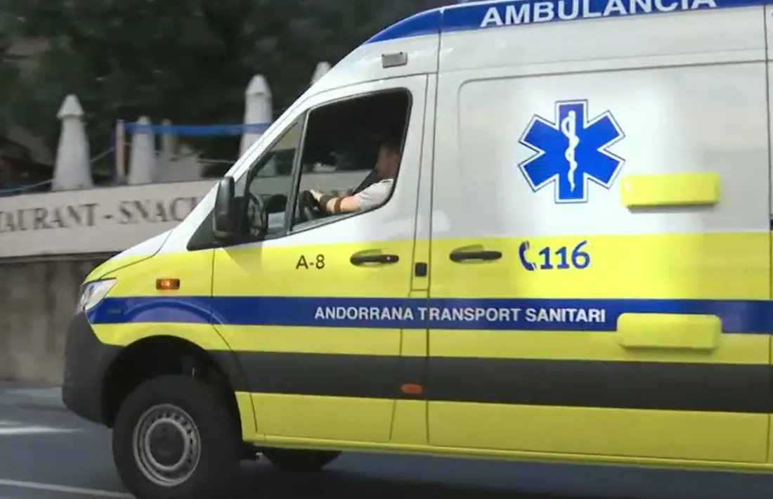 Una de les ambulàncies de la UTE que presta des d’avui el servei de transport sanitari assistit no medicalitzat intern i extern.