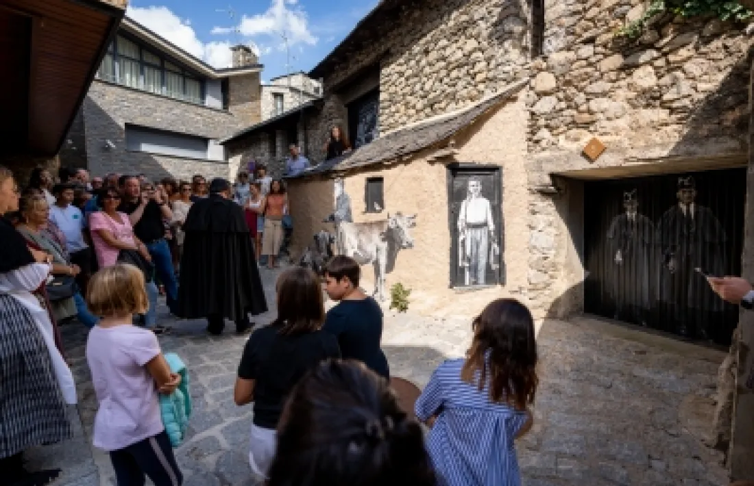 Un moment de la inauguració dels murals a la Mosquera, avui.
