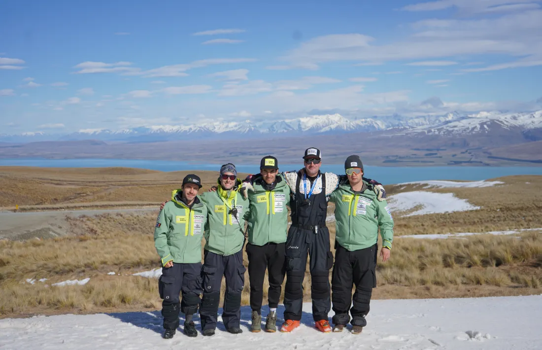 Joan Verdú, amb l’equip al complet a Nova Zelanda, en plena estada.