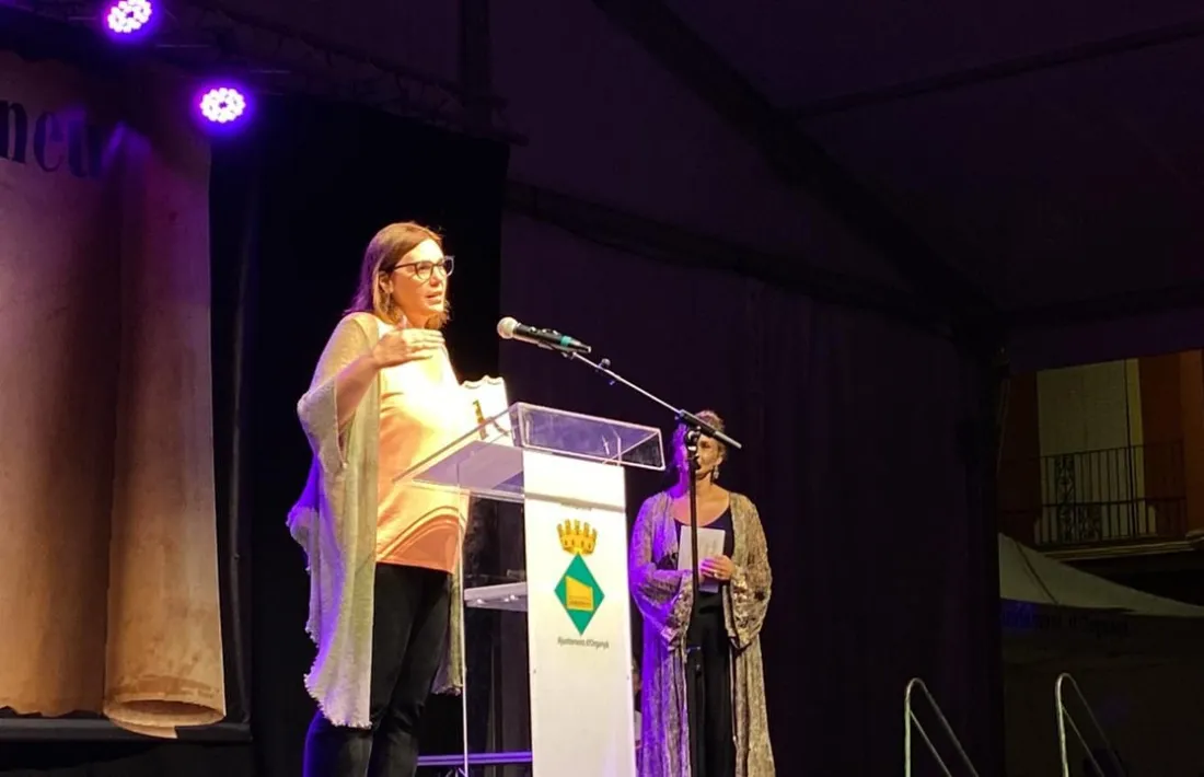 La periodista, poetessa i narradora Eva Arasa, en el moment d’agrair el premi.