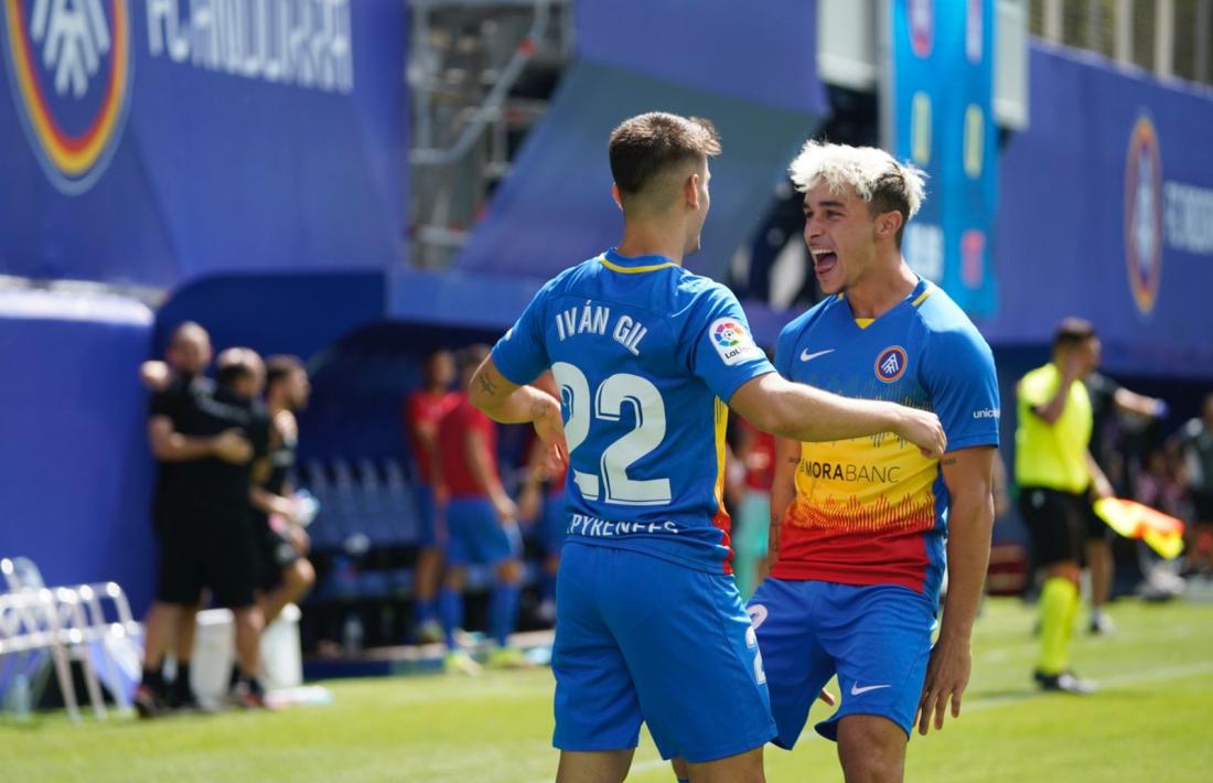 Adrià Altimira treu la llengua mentre celebra l’únic gol del partit contra el Granada d’Iván Gil.