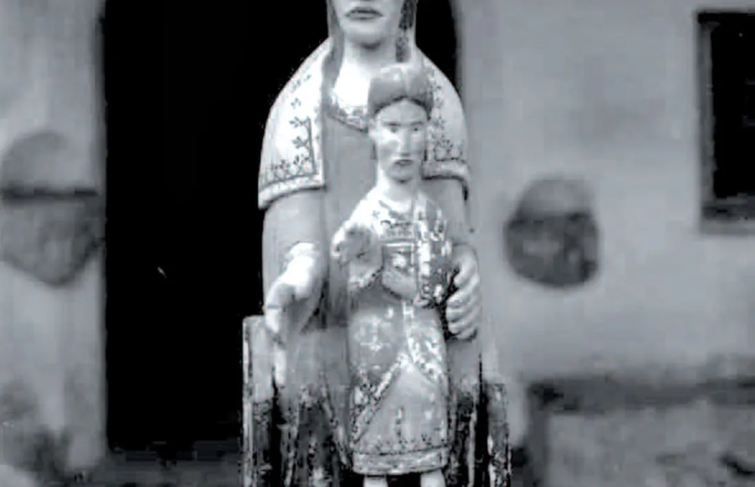 La talla romànica: feia 93 centímetres d’alçada i estava formada per tres parts: Mare de Déu, Nen i trona.