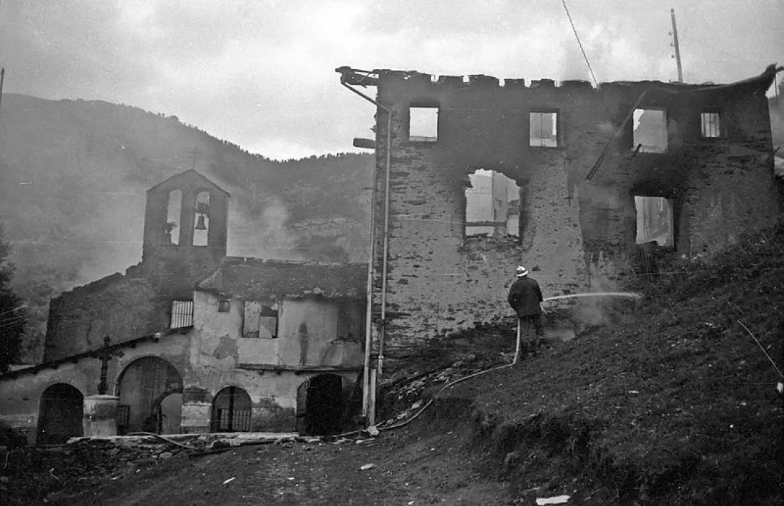 Matinada del 9 de setembre del 1972: els bombers treballen en l’extinció de l’incendi que acaba de devastar el santuari.