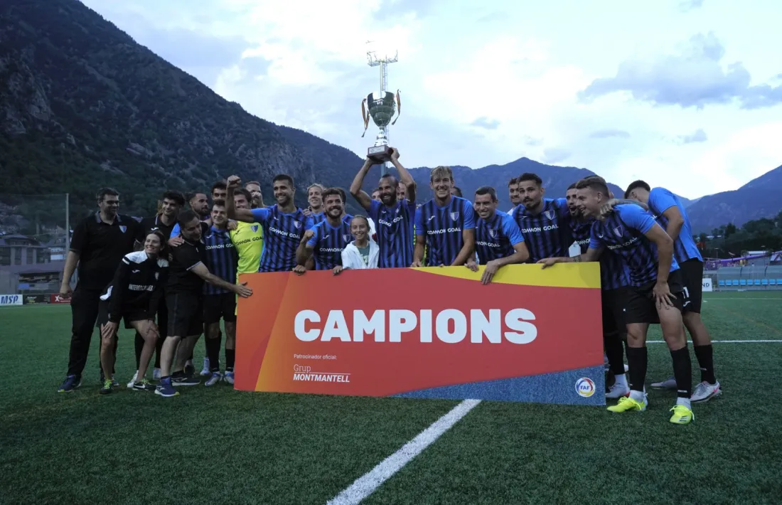 Jordi Roca, nou capità de l’Inter Club Escaldes, aixeca la Supercopa d’Andorra després del triomf escaldenc contra l’Atlètic.