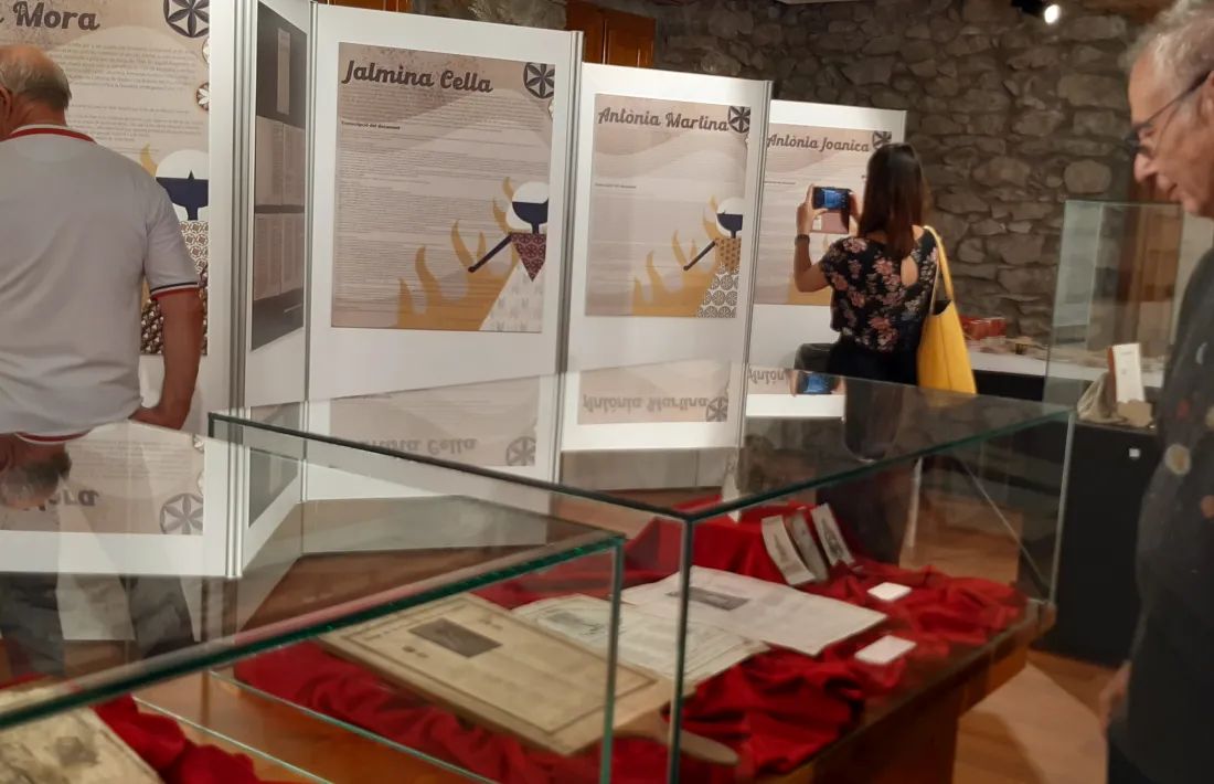 L’exposició, amb les vuit sentències i documents i objectes de l’Arxiu Nacional i els fons de Patrimoni Cultural, estarà oberta fins al pròxim dia 24. 