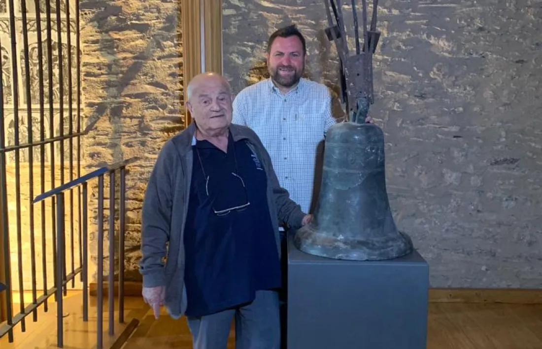 Mossèn Ramon i Robert Lizarte posen amb la campana a l’altar del santuari vell de Meritxell.