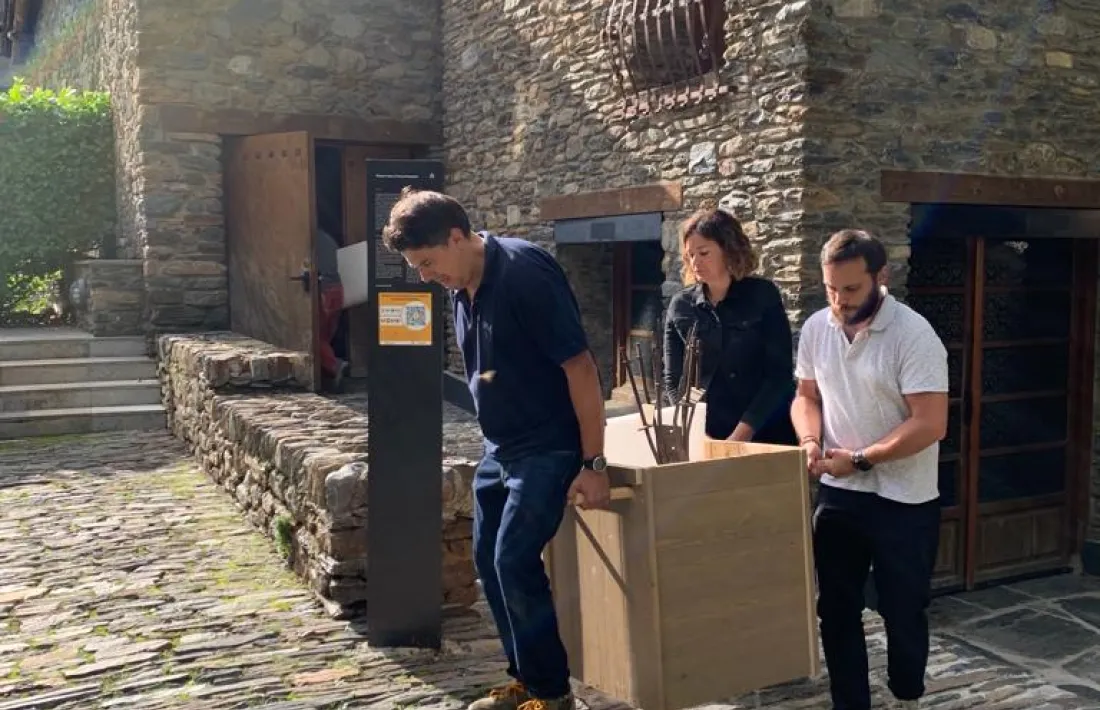 Els tècnics de Patrimoni, amb Ruth Casabella al capdavant, traslladen la campana des del Museu Postal.