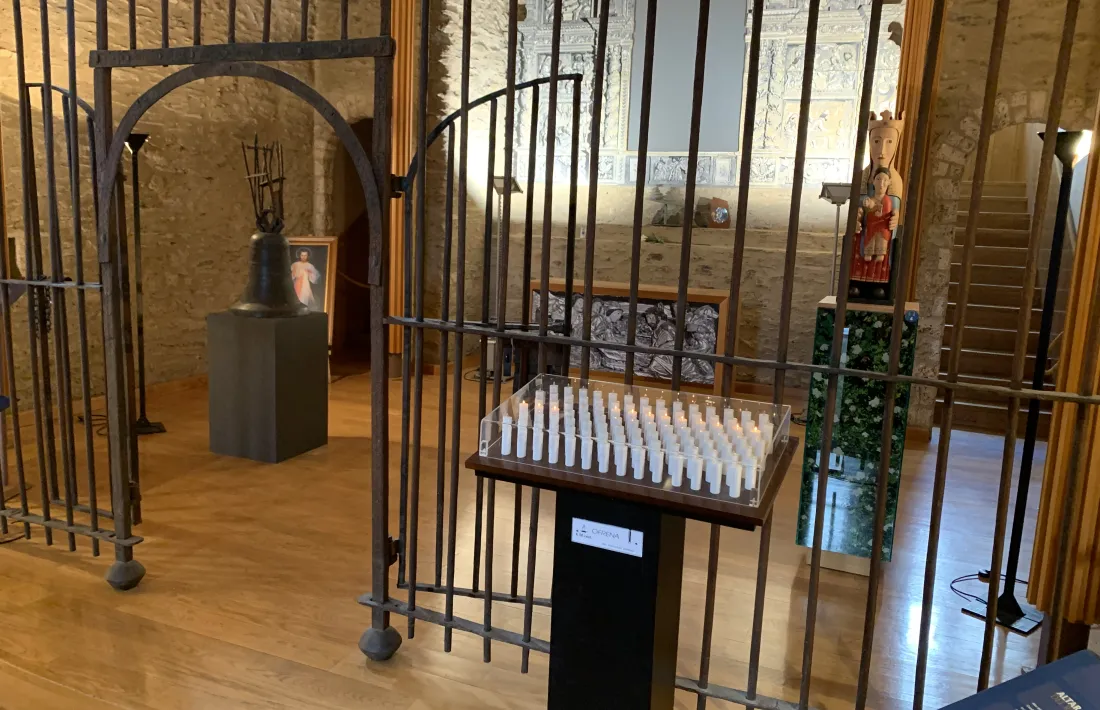 La campana romànica és una peça de bronze del segle XIII que fa 73 centímetres d'alçada i amb prou feines pesa 60 quilets.