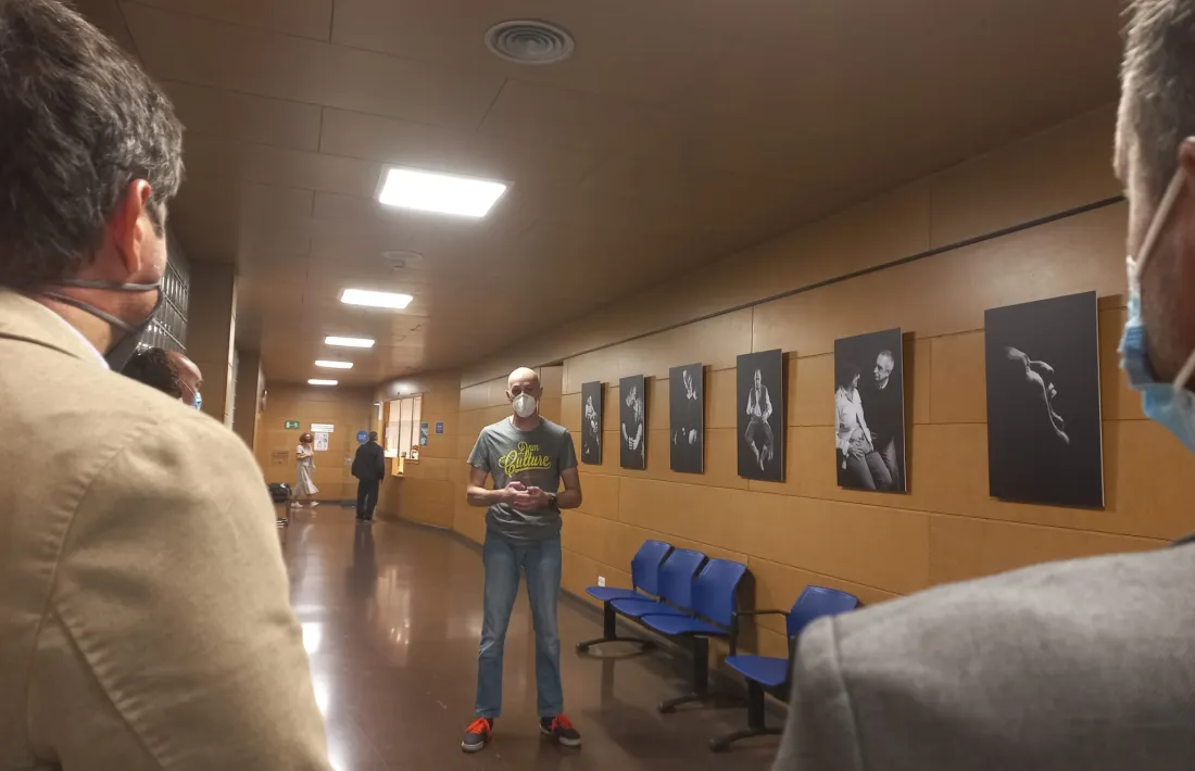 Gamero inaugurant l’exposició itinerant ‘Històries per viure’, avui a l’hospital.