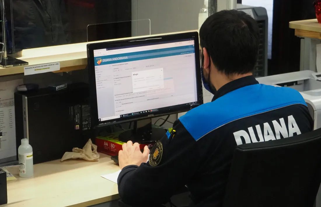 Un treballador de Duana.