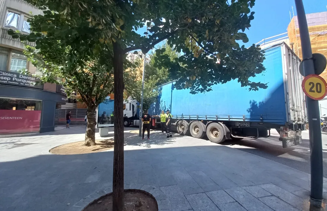 El camió de grans dimensions que s'ha quedat estancat aquest migdia a la capital.