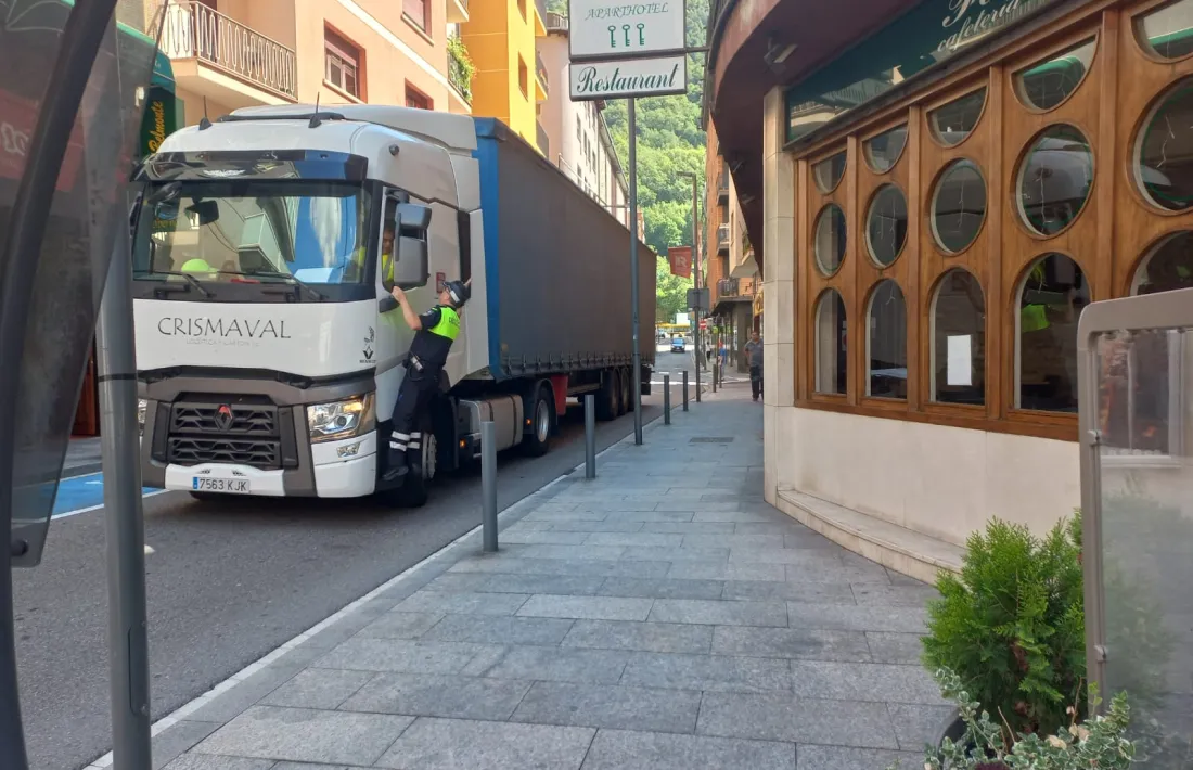 El vehicle ha desfet el camí i ha hagut de sortir marxa enrere pel carrer Ciutat de Consuegra fins a la rotonda Josep Escaler.