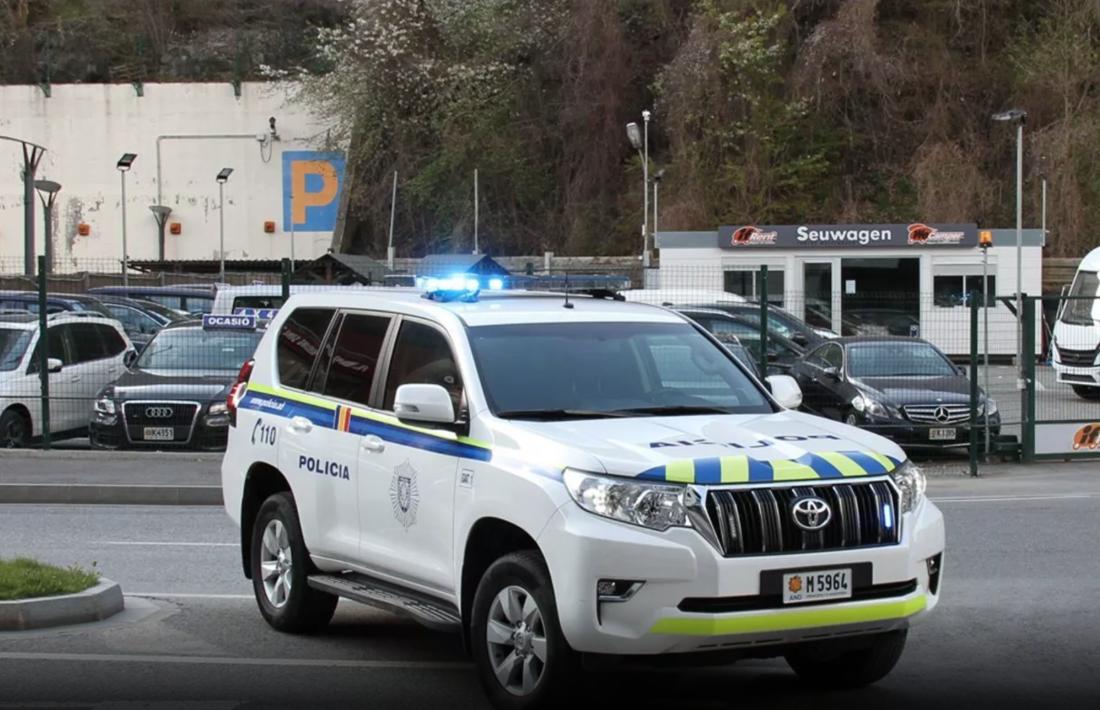 Un vehicle de la policia en un control.
