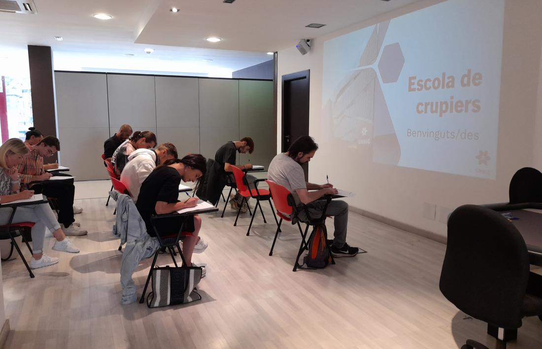 Els alumnes de l'escola de crupiers fent una avaluació aquest matí.