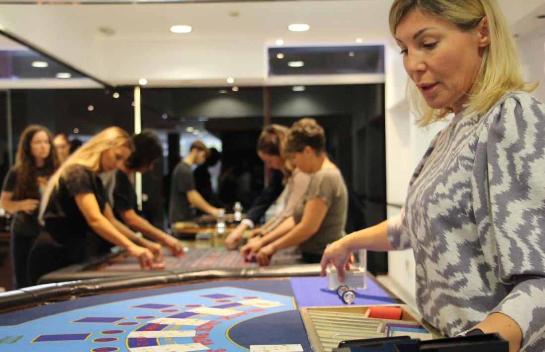 Alguns candidats fent pràctiques dels diversos jocs del casino a l’escola de crupiers situada al carrer Prat de la Creu, avui.