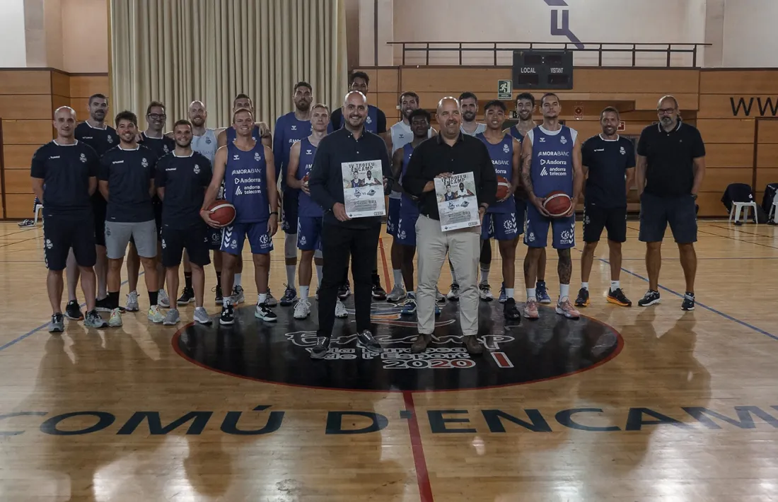Xavier Fernàndez i Gorka Aixàs amb els jugadors i cos tècnic amb els cartells del torneig.