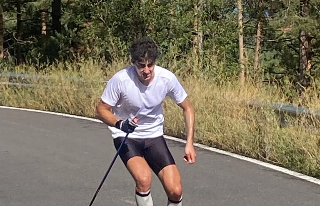 Irineu Esteve entrenant amb rollerski amb un sol braç i un bastó.
