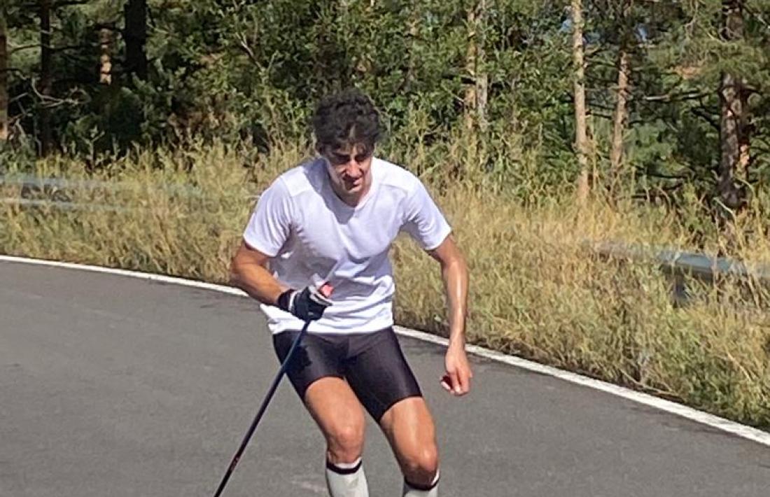 Irineu Esteve entrenant amb rollerski amb un sol braç i un bastó.