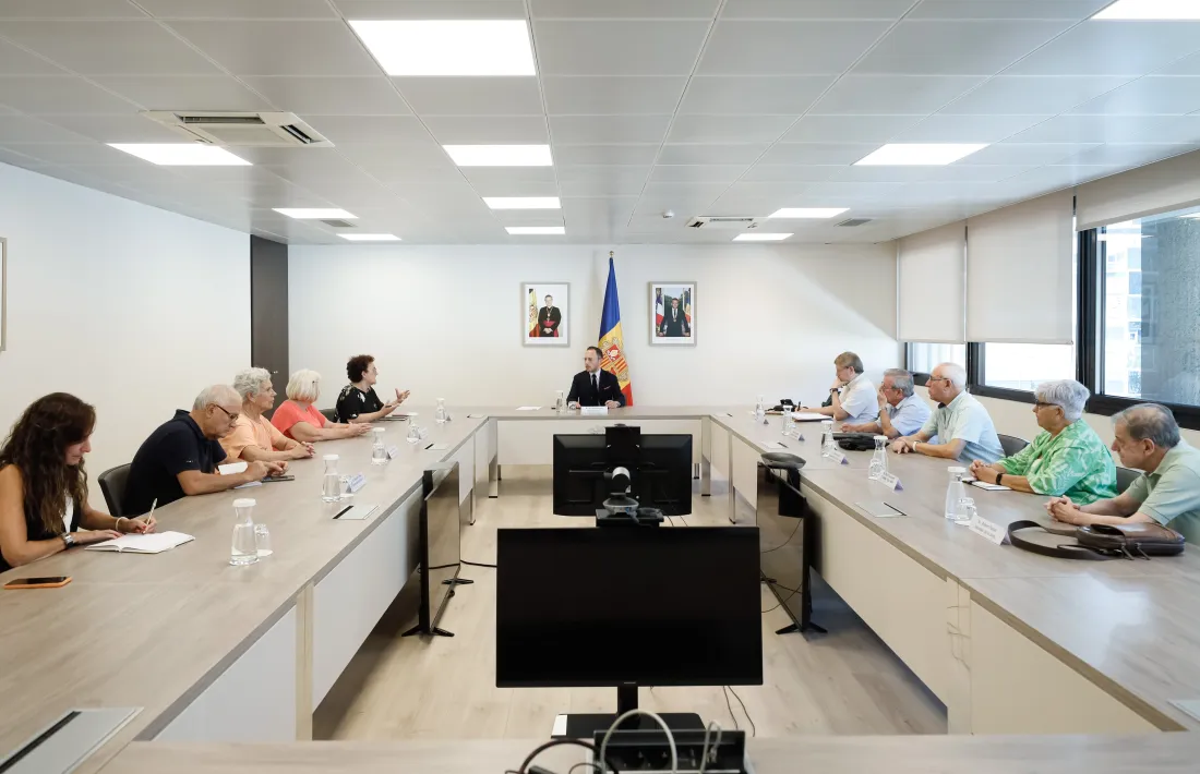 Un moment de la reunió d’Espot i Pallarés amb la junta de la Federació de la Gent Gran, ahir al matí.