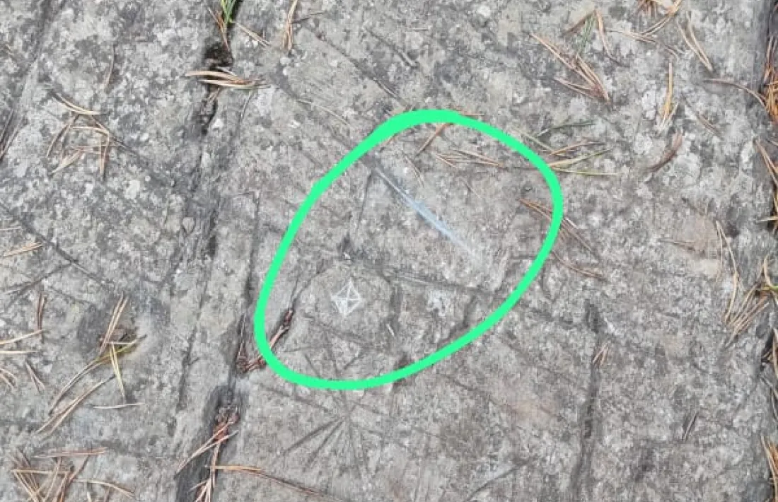 La incisió detectada diumenge a la llosa superior del roc té forma d'estrella, fa 3 per 3 centímetres i no es podrà eliminar, segons els tècnics de Patrimoni.