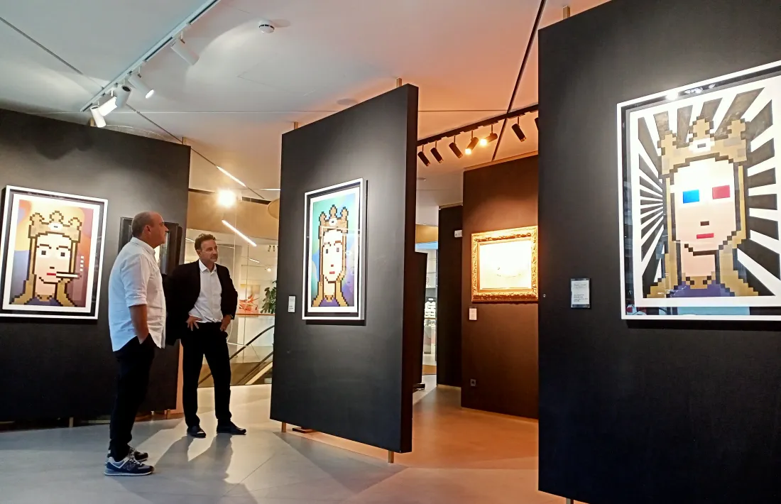 El galerista Carlos Teixidó i Pere Moles contemplen les tres peces de ‘Verge Cripto Art’.